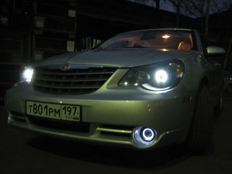 Фары крайслер себринг. Крайслер Себринг 2.4 2004. Chrysler Sebring стробоскопы. Chrysler Sebring js. Тюнинговые фары Себринг 2004.