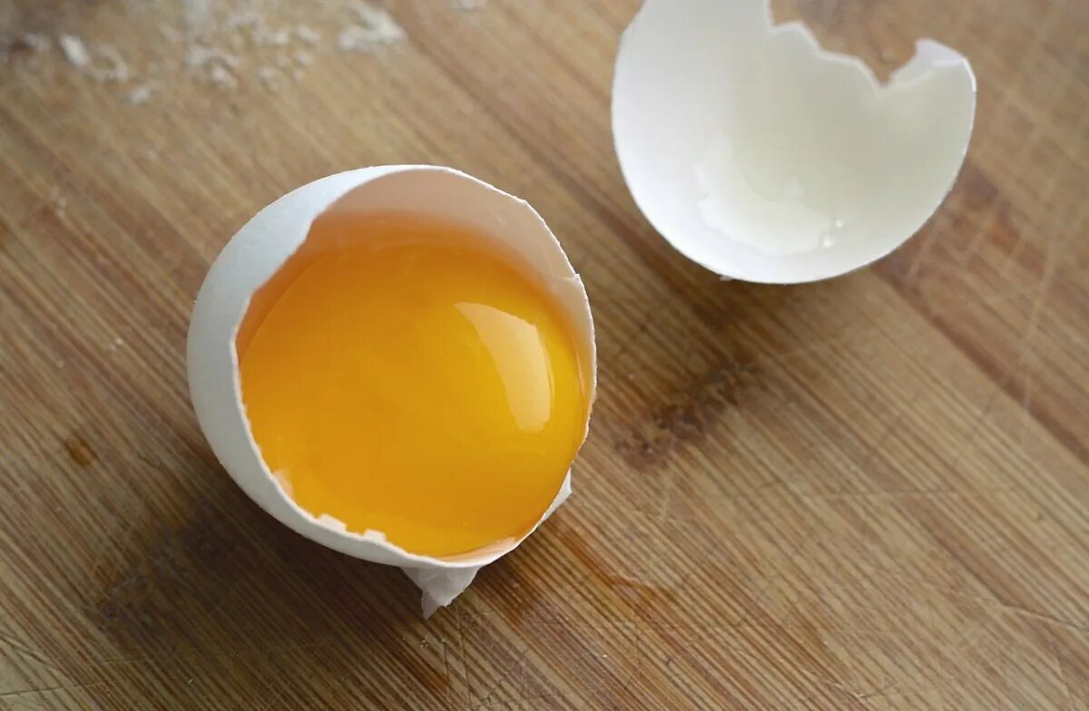 Яичный желток. Разбитое яйцо. Куриный желток. Разбитые яйца.