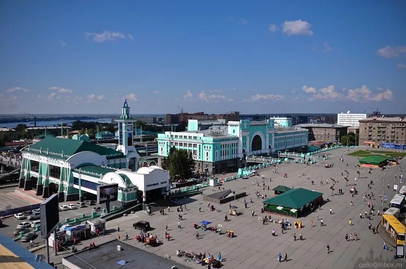 Площадь гарина-михайловского в новосибирске метро. Площадь гагарина михайловского новосибирск. Площадь гарина. Вокзал новосибирска привокзальная площадь. Площадь гарина.