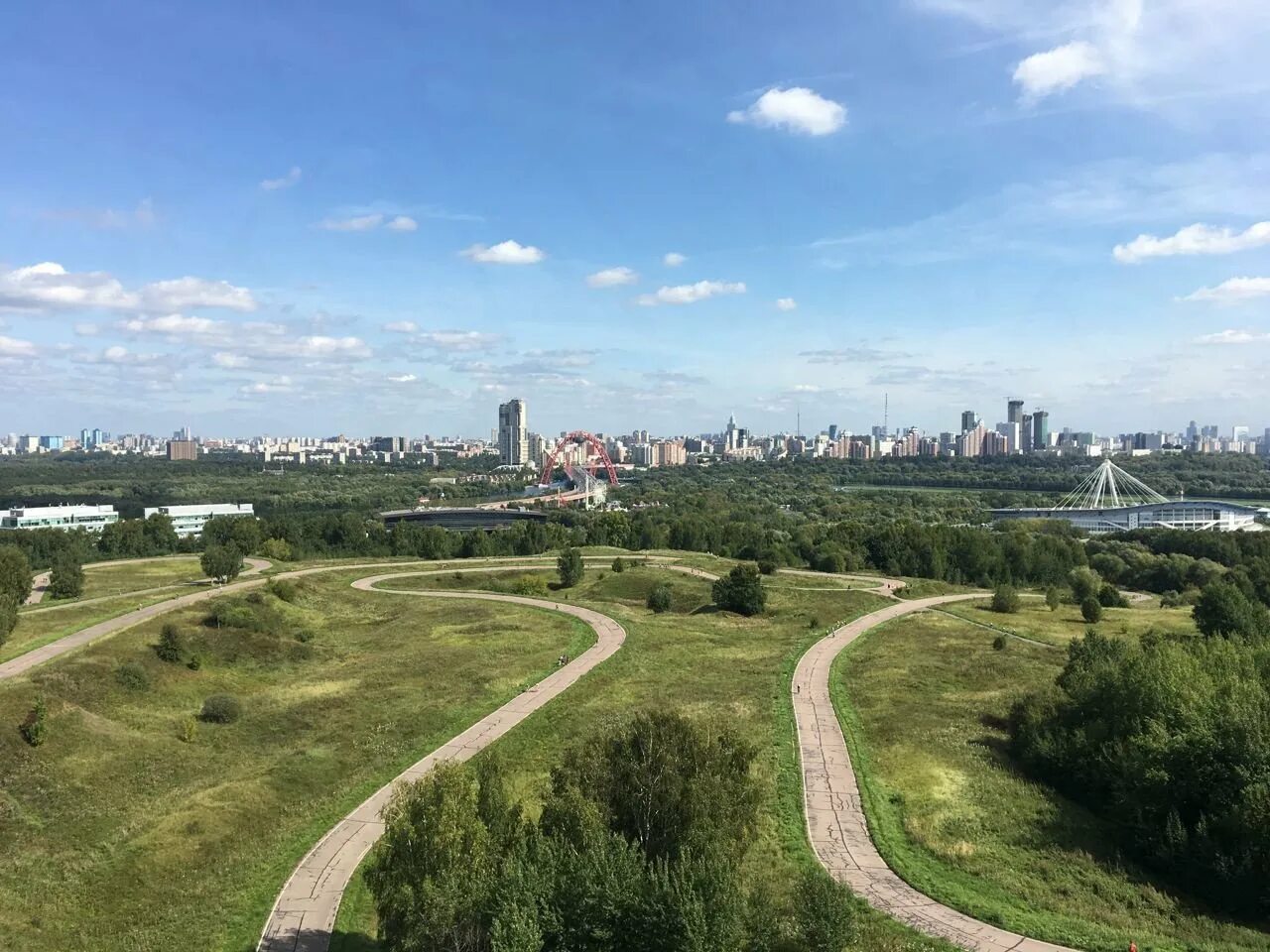 Москва стоит на холмах. Парк Крылатские холмы. Парк Крылатские холмы смотровая площадка. Парк Крылатское Москва. Парк заповедник Крылатские холмы.