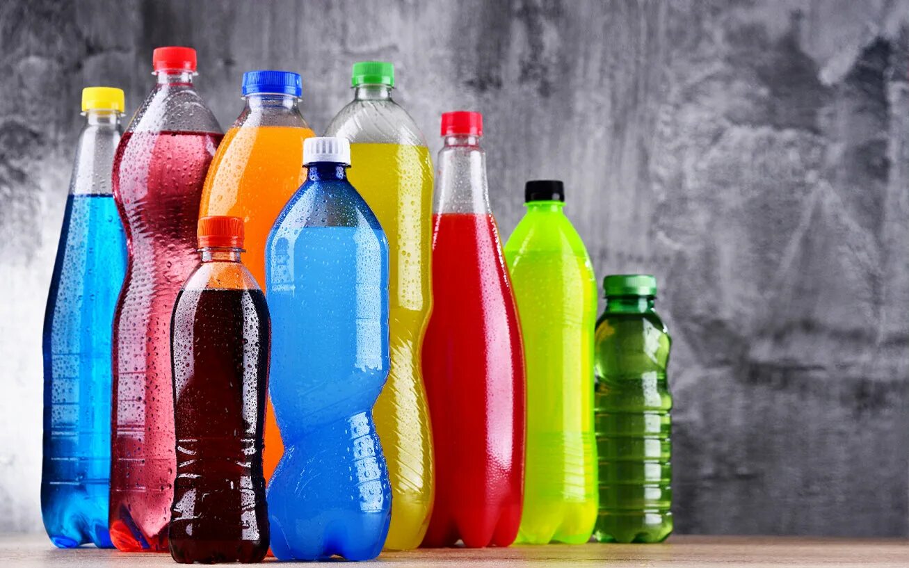 Пластиковые бутылки газированных напитков. Цветная вода в бутылке. Красители в напитках. Цветные пластиковые бутылки. Вода в бутылках и напитки