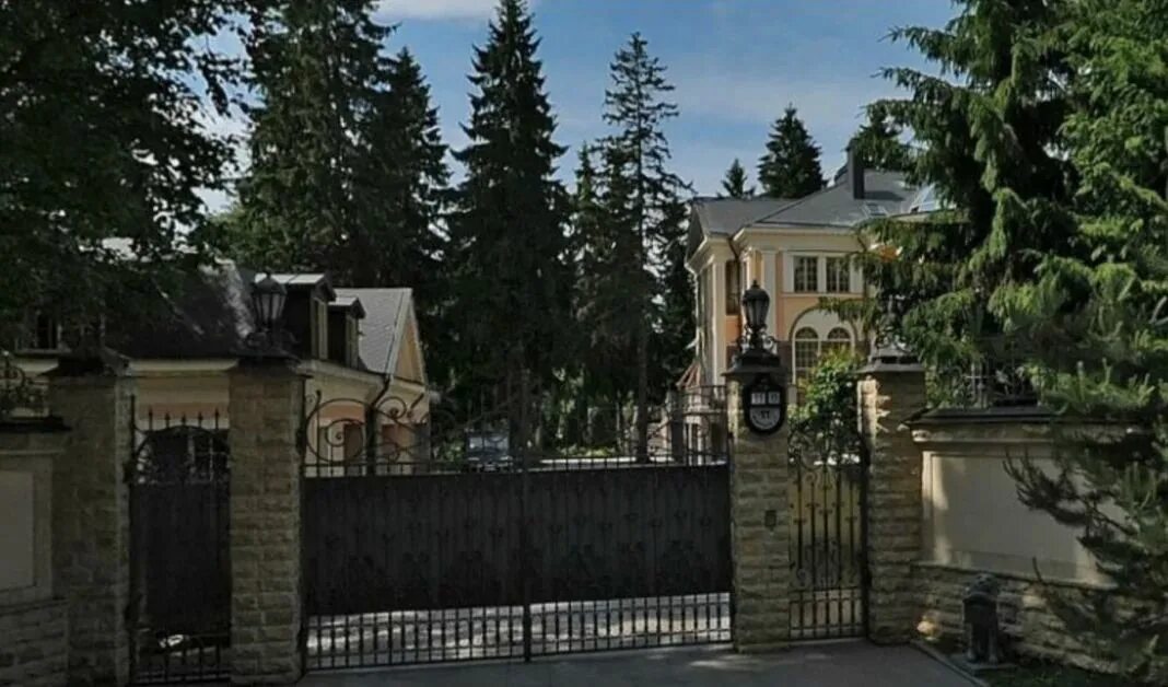 У невзорова конфисковали имущество. Дача невзорова в лисьем. Невзоров 2023. У невзорова конфисковали имущество. У невзорова конфисковали имущество.