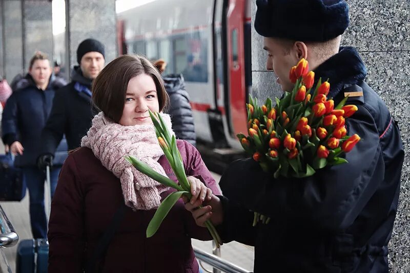 Трек дарите женщинам цветы