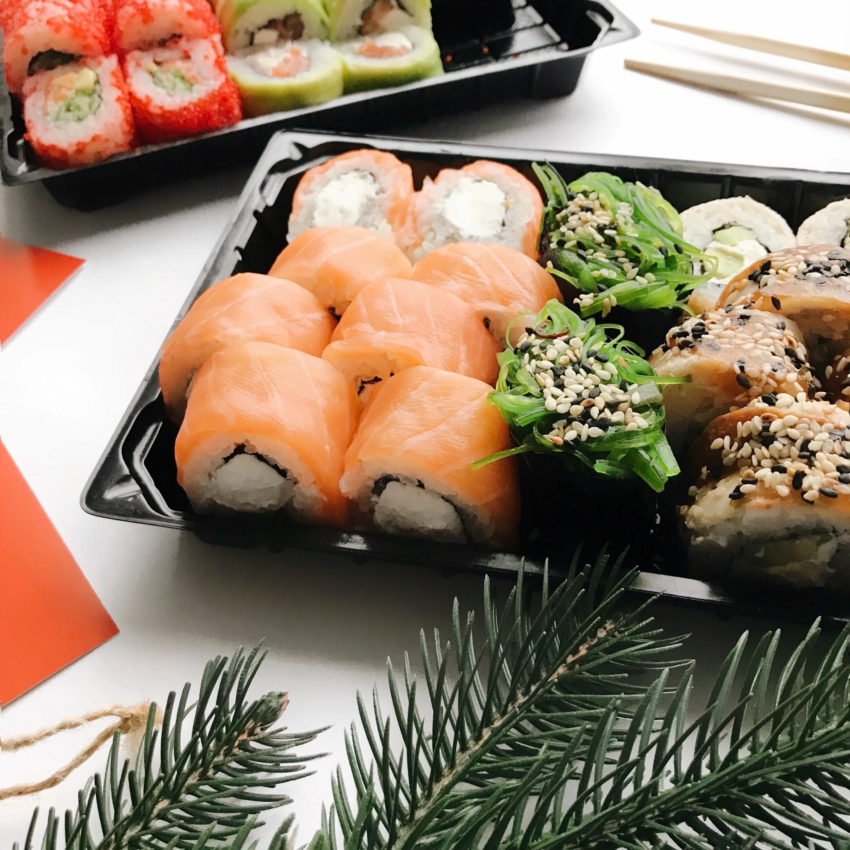 Красивые роллы. Новогодние роллы. Новогодние суши и роллы. Суши на новогодний стол. Сайт нова суши