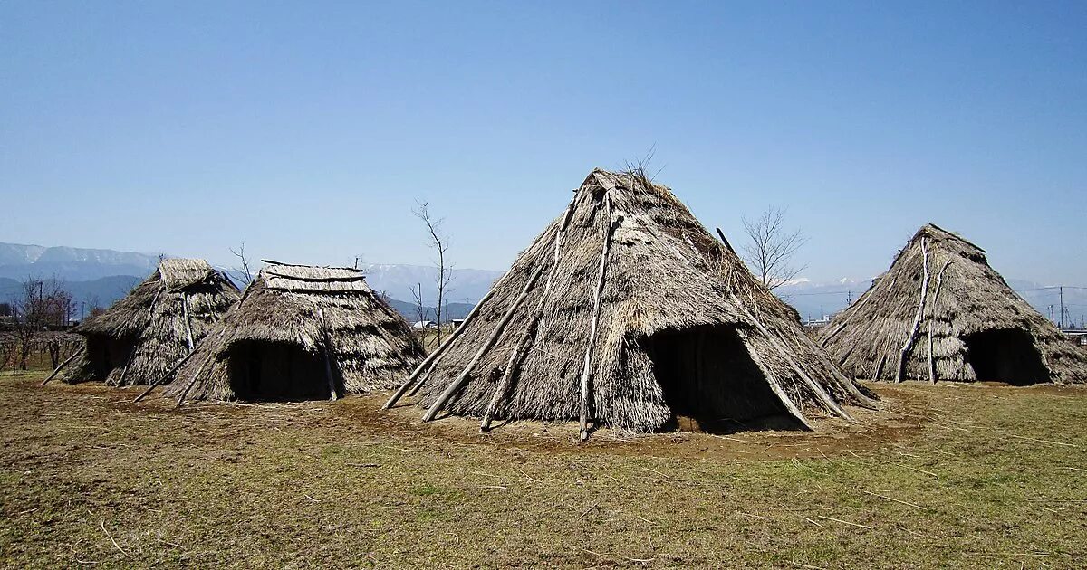 Землянка это жилище. Хижина викингов норвегия. Норвегия дом викингов. Жилище эпохи дзёмон. Глинобитная хижина.