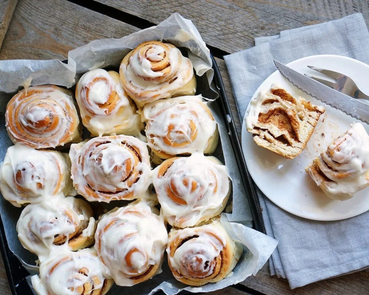 Cinnabon булочки. Булочка со сливочным кремом. Булочки с корицей синабон. Булочки с корицей с сливочным кремом. Синнабон булочки с корицей.