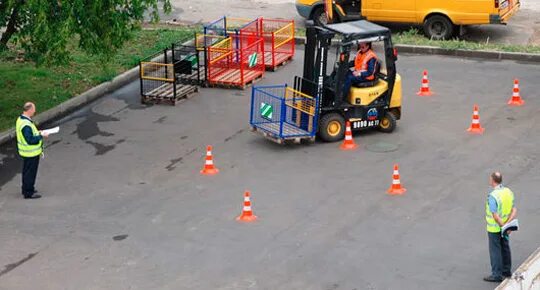 Курсы вождения погрузчика. Вождение погрузчика. Категория на погрузчик. Водитель погрузчика. Курсы вождения погрузчика.