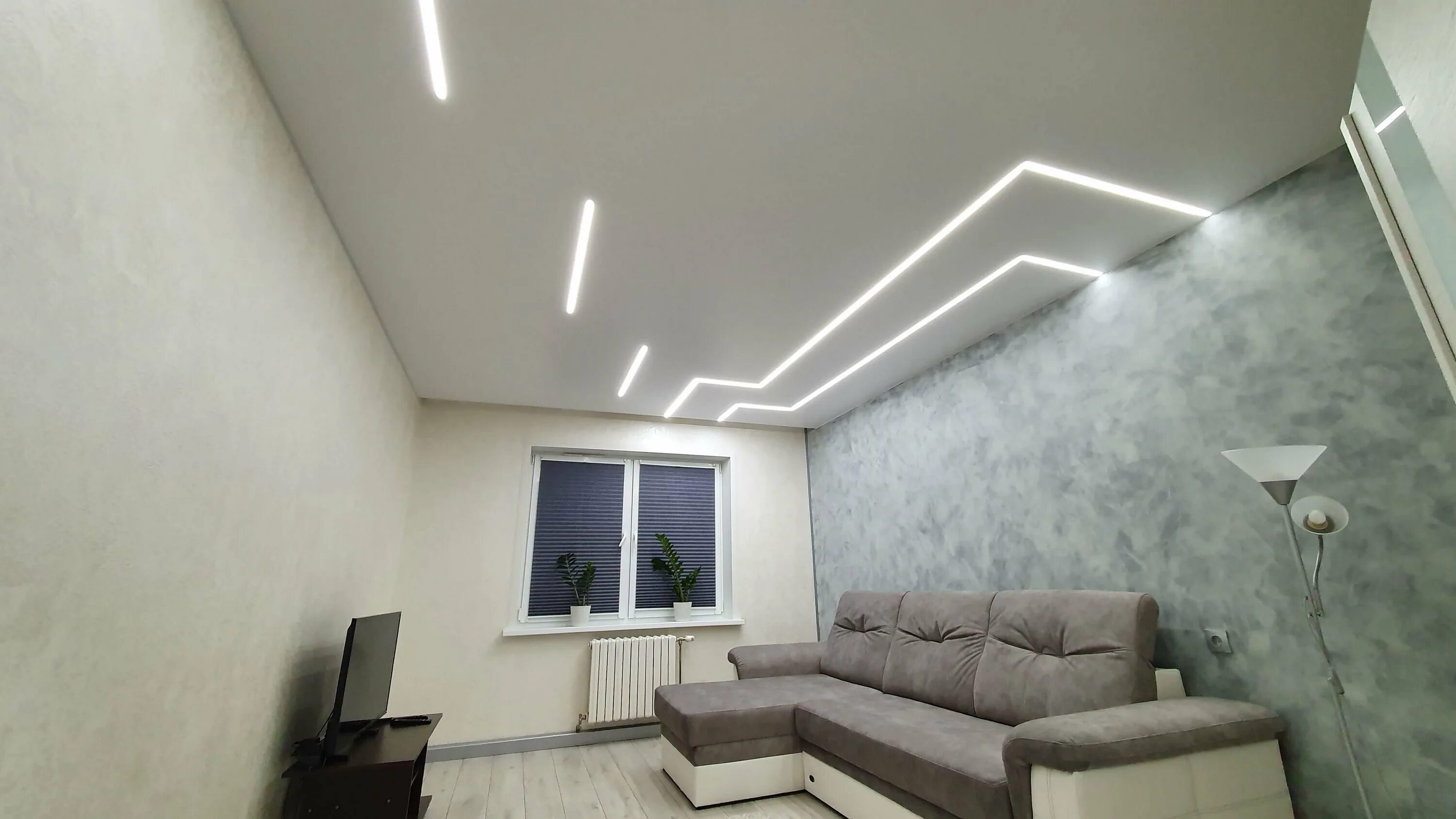Macrolux. Линейное освещение в интерьере. Световые линии на натяжном потолке. Световые линии в гостиной фото. Световые линии в гостиной фото.
