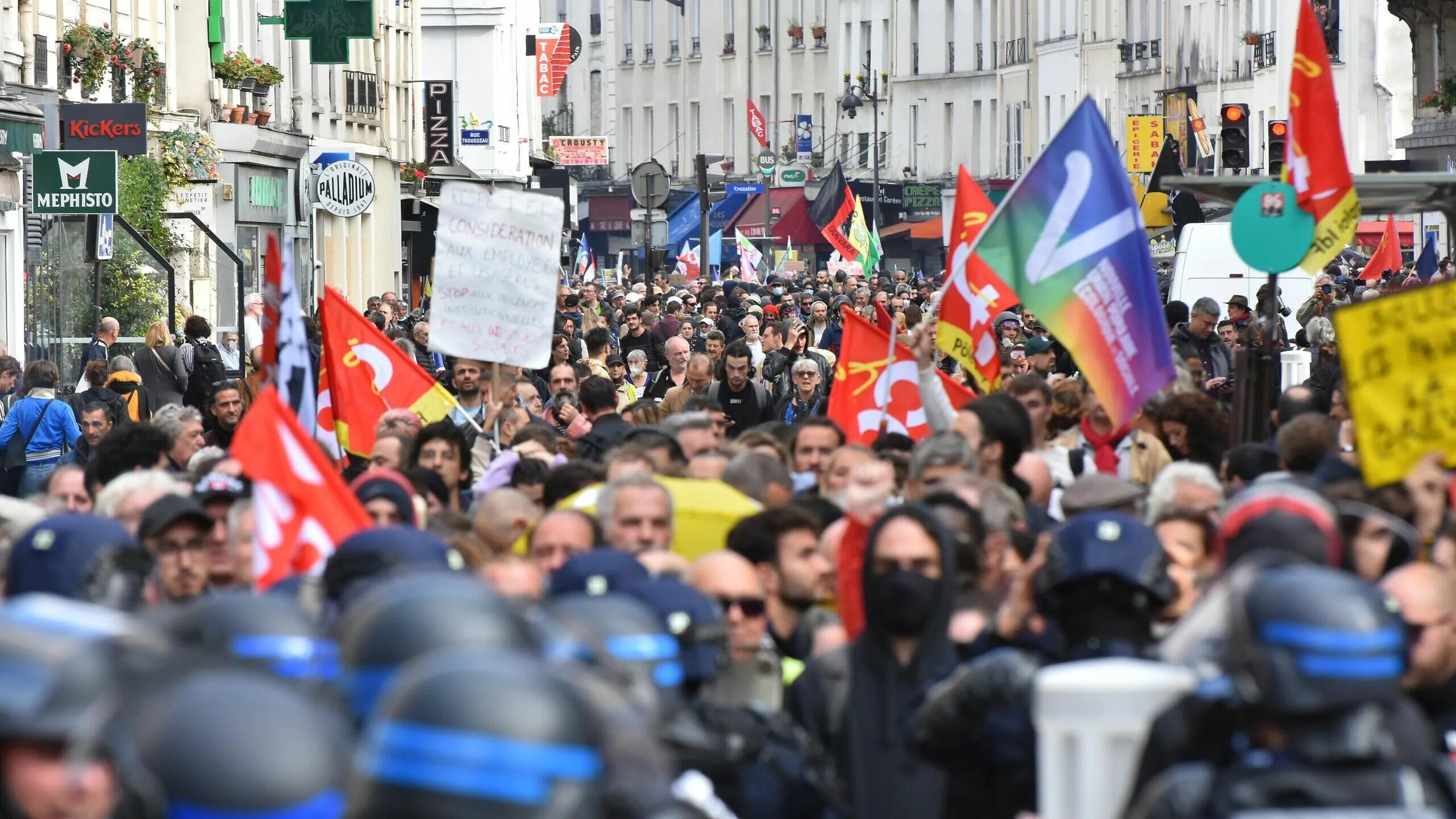 Митинги в париже. Митинги в Париже 2022. 2023 Всеобщая забастовка Франция. Протесты во Франции 2023. Митинги в Париже 2023.