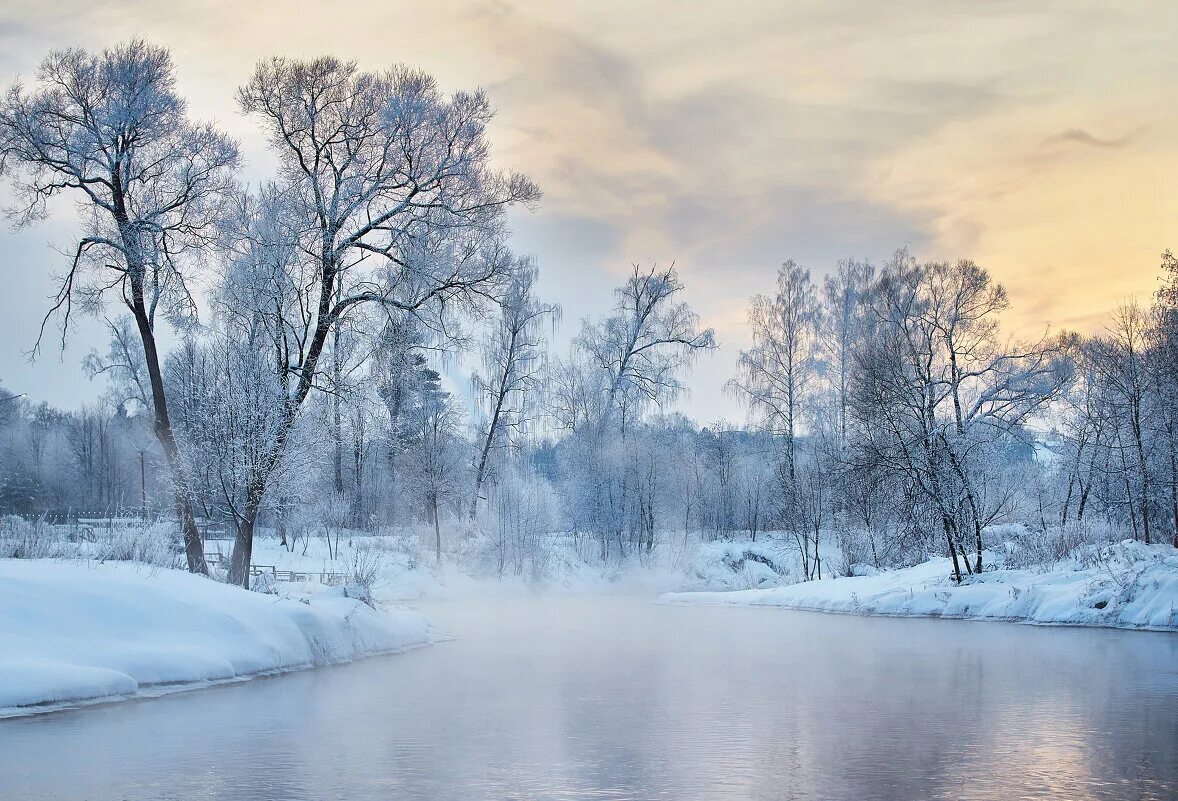 замерзшая река. берег реки зимой. река зимой. куркино река зима. зима лед на реке.