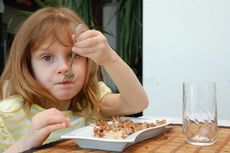 Человек есть гречку. Малыш есть гречку. Детки едят гречку. Ребенок кушает гречку. Дети едят гречку в детском саду.