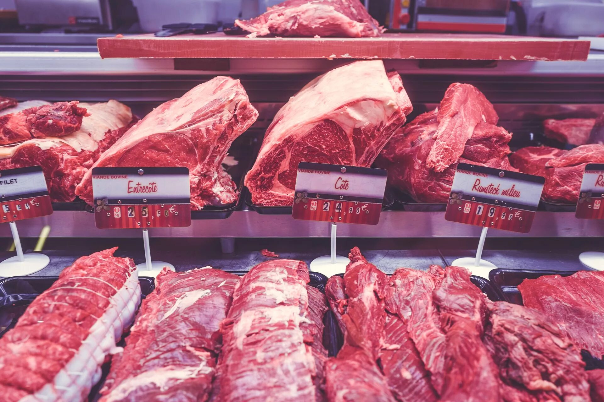 В какую цену мясо. Рынок мясной продукции. мясо на прилавке. говядина на прилавке.