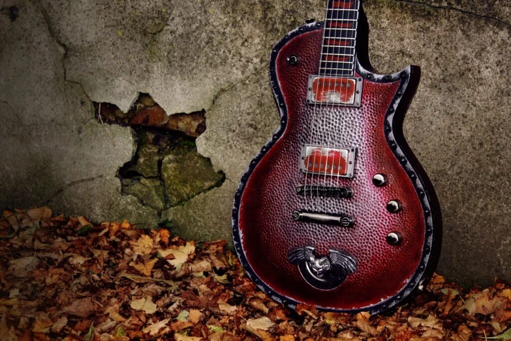 кастом музыка. дизайнерские гитары. кастом музыка. резьба на электрогитаре. необычные электрогитары.