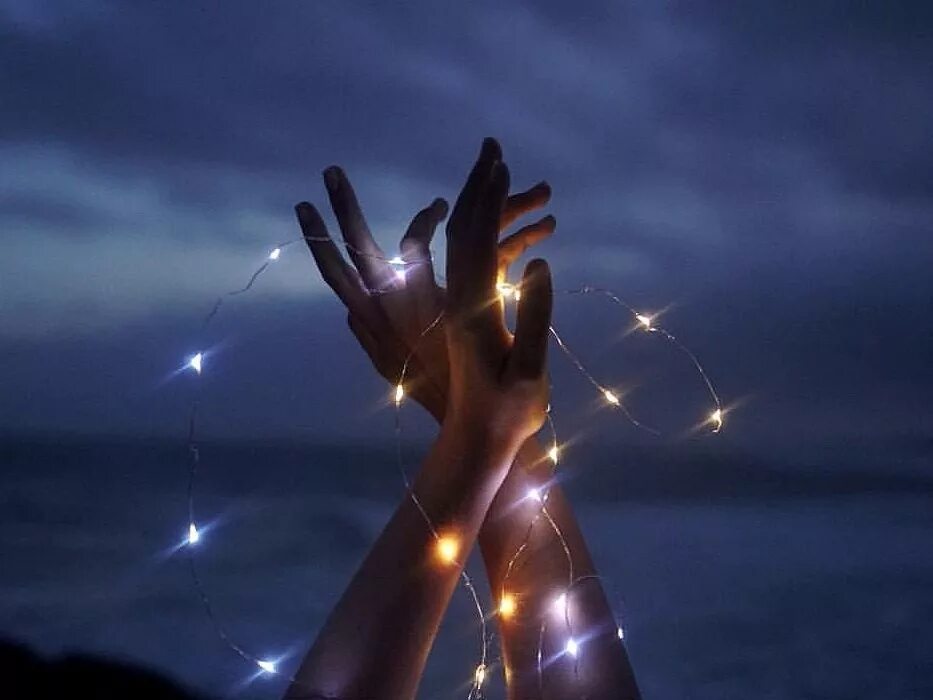 Будьте светом самой себе. Свет в руках. Звезда в руке. Свет в ладонях. Энергия Эстетика.
