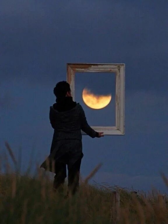 Песни пусть уйдет луна в окне. Лоран Лаведер. Лунные игры фотографа Laurent Laveder. Человек на Луне. Луна в окне.