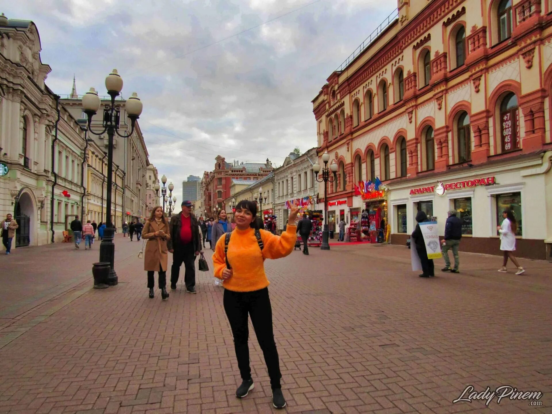 Г арбатский. Арбат Москва. Арбат летом. Москва Арбат утро. Арбатская улица.