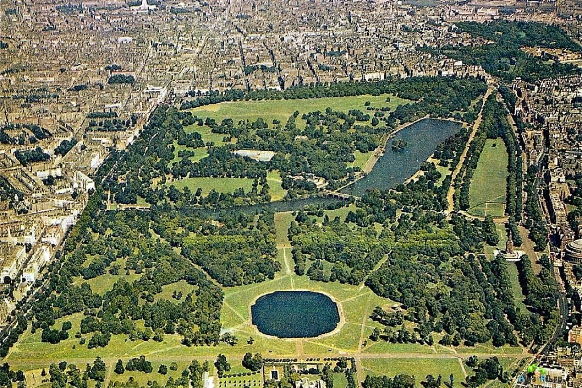 Park in. Гайд-парк (Hyde Park), Лондон. Хайд парк в Лондоне. Гайд парк в Лондоне. Парки Лондона гайд парк.