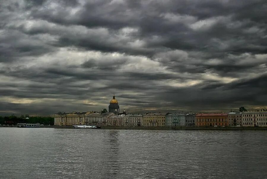 Санкт-Петербург пасмурный. Пасмурное небо в Питере. Серый Питер. Серое небо Питера. Почему видео серое