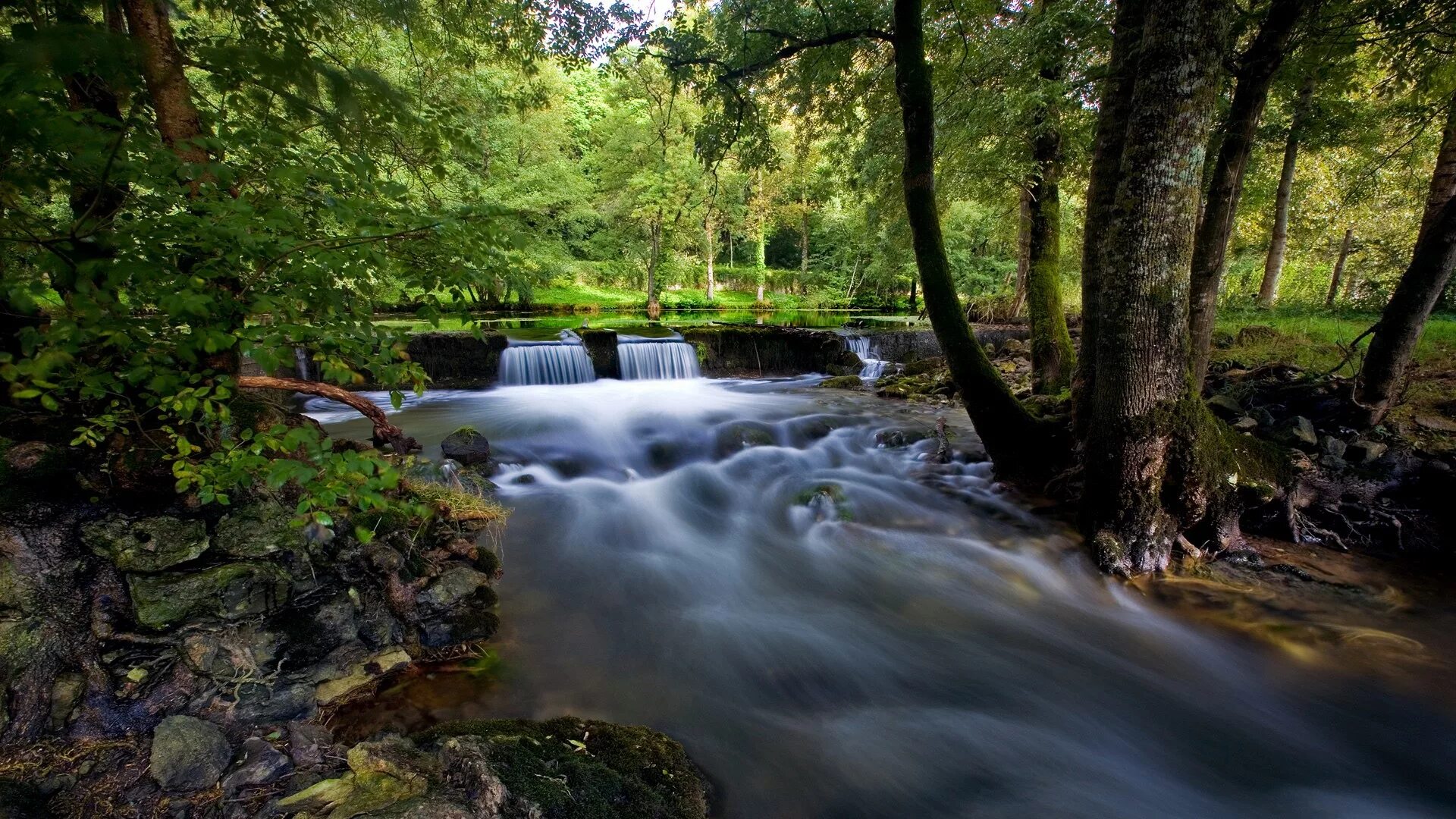 Установить на рабочем столе обои красивая. Онненкоски водопад. Красивая природа на рабочий стол. Река обои. Речка водопад в лесу.