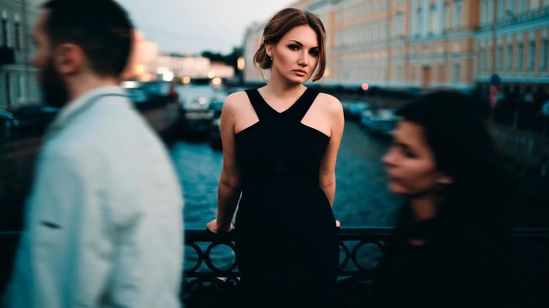 Фотосессия в городе девушка. Бутусов девушка по городу. Актрисы клипов ленинград. Фотосессия на крыше. Девушка по городу шагает босиком.