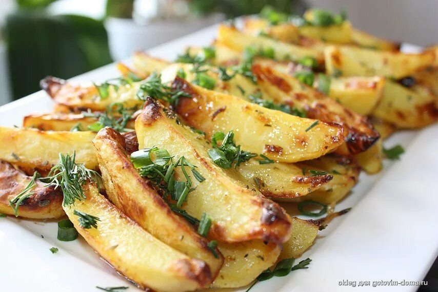 Картофель запеченный с зеленью и чесноком. Картофель Айдахо. Запеченные картофельные дольки. Картофель дольками в духовке.
