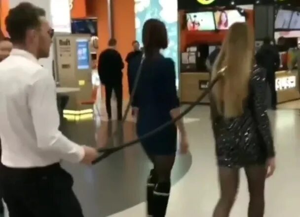 Девушка выгуливает парня. Девушка в торговом центре. Послушная девушка. Выгуливает девушку на поводке. Вести девушку на поводке.