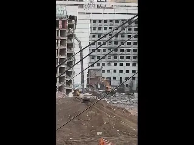 Снос 2018. Трактор сносит дом. Снос хрущевок в спб. Снос зданий на авангардной. Флория владивосток стройнадзор.