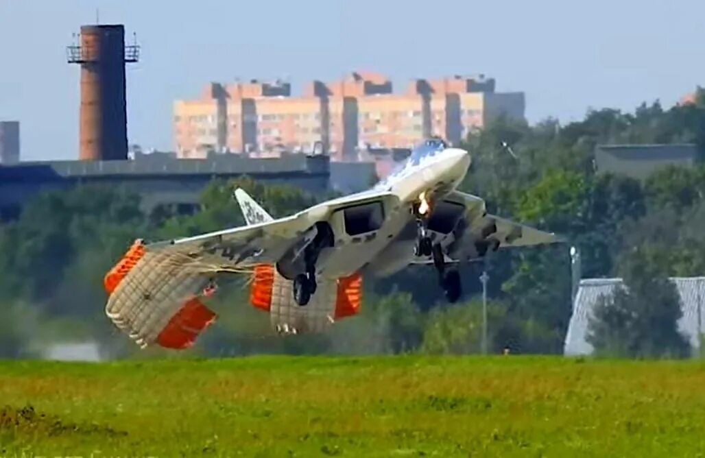 Посадка истребителя. Су 57. Су 57 на аэродроме. Су-57 посадка. Су-57 тормозной парашют.