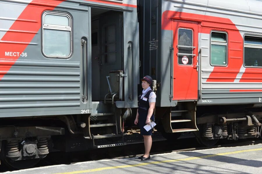 Прицепить вагон к поезду. Проводник железнодорожного вагона. Проводник пассажирского вагона. Проводник пассажирского поезда. Проводник поезда РЖД.