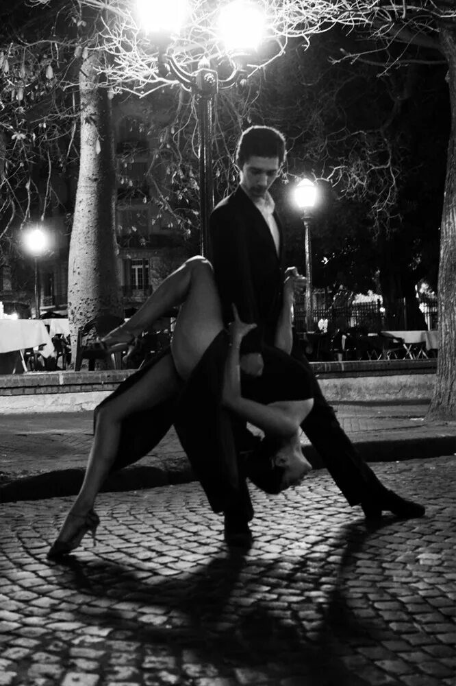 Парень танцует перед. Танцор мужчина. Парный современный танец. Парень и девушка танцуют. Парень и девушка танцуют.