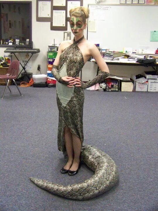 Женщины гадюки. Костюм змеи. Костюм змеи для девочки. Змеиное платье. Женщина в змеином костюме.