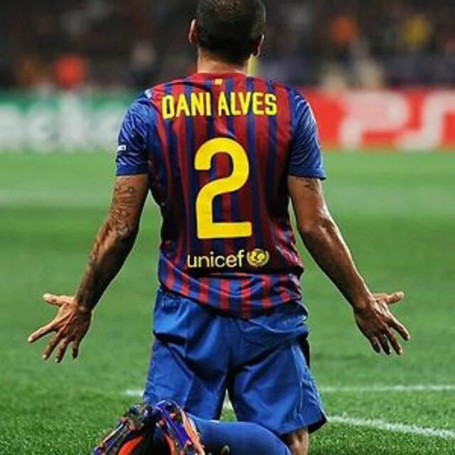 Первый номер в футболе. Дани Алвес 2 номер. Dani Alves со 2 номером. Дани Алвес номер в Барселоне. Дани Алвес 20.