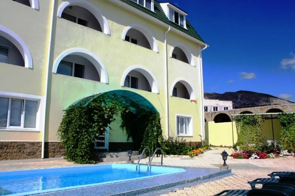 Крым судак гостиница консульский дворик мечта. Дом судак бассейн. Улица консульская судак. Отель империал судак. Судак жилье с бассейном.