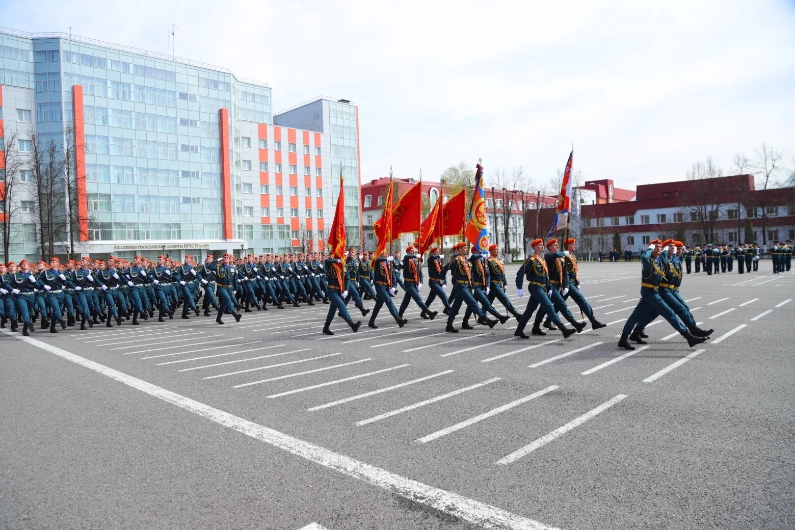 Парад мчс. Парад Победы АГЗ МЧС России. Знаменная группа АГЗ. АГЗ МЧС парад красная площадь. Знаменная группа МЧС России.