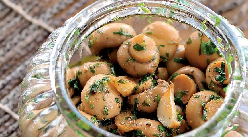 Как быстро замариновать шампиньоны. Грибочки по-корейски шампиньоны. малосольные грибы шампиньоны. грибочки маринованные шампиньоны. шампиньоны маринов. маринов быстрого приготовления.