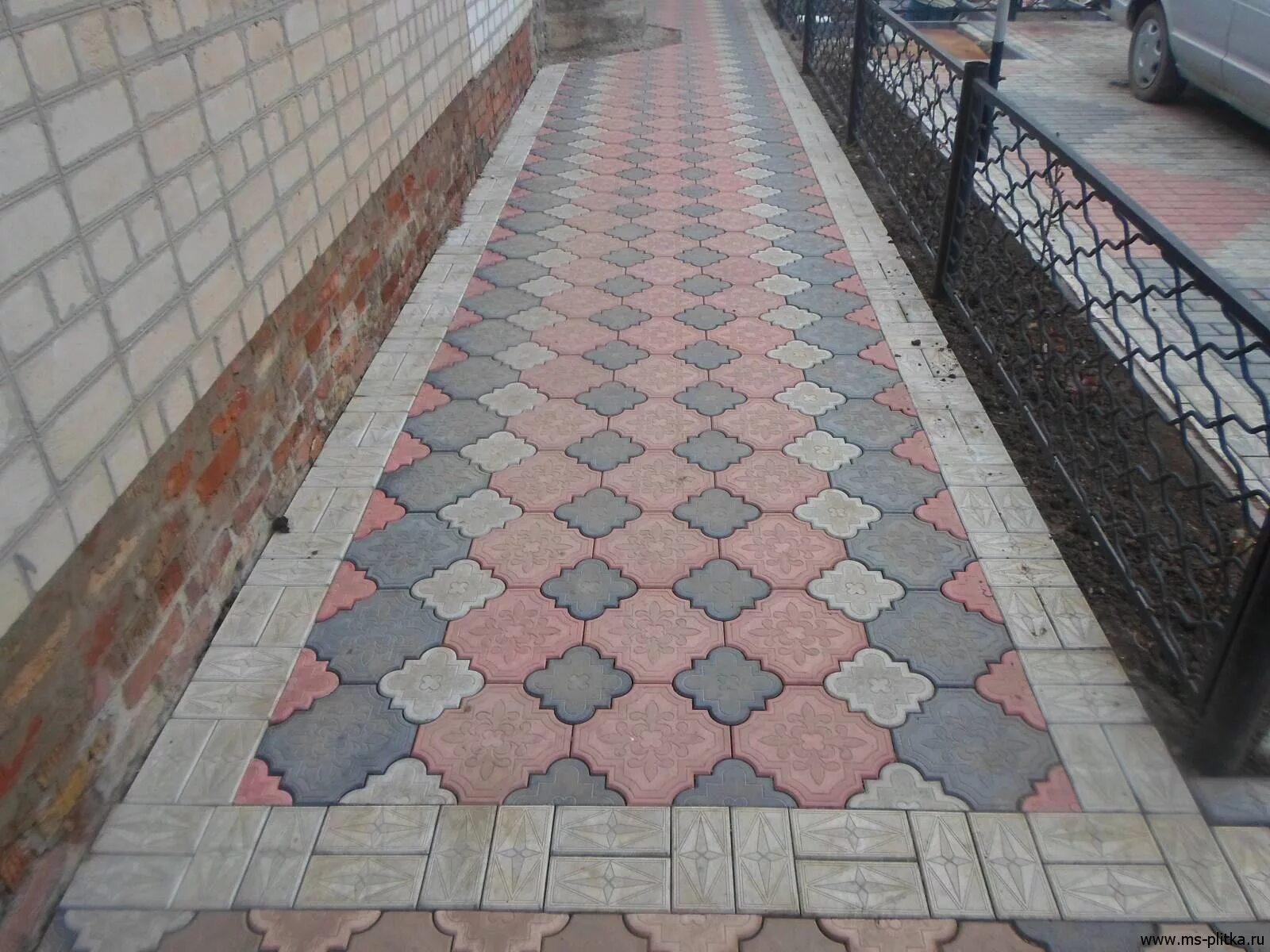 Как положить плитку во дворе частного дома. Тротуарная плитка клевер краковский во дворе частного. тротуарная плитка клевер краковский. двор из плитки краковский клевер. тротуарная плитка клевер шагрень.