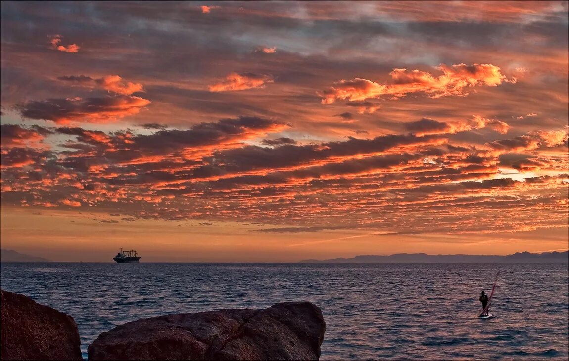 Вдали синела. Море вдали. Море вдалеке. Закат вдали. Море берег вдали.