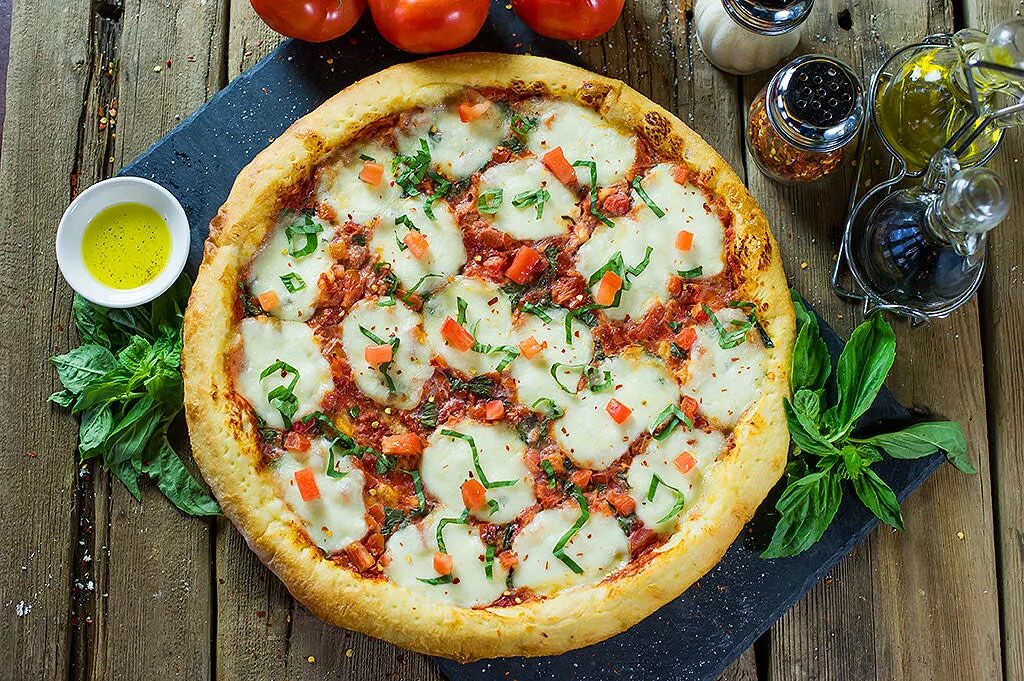 Пицца моцарелла пицца моцарелла. Pizza tour. Pizza tour. Чикагская пицца новороссийск. Piza tour pizza.