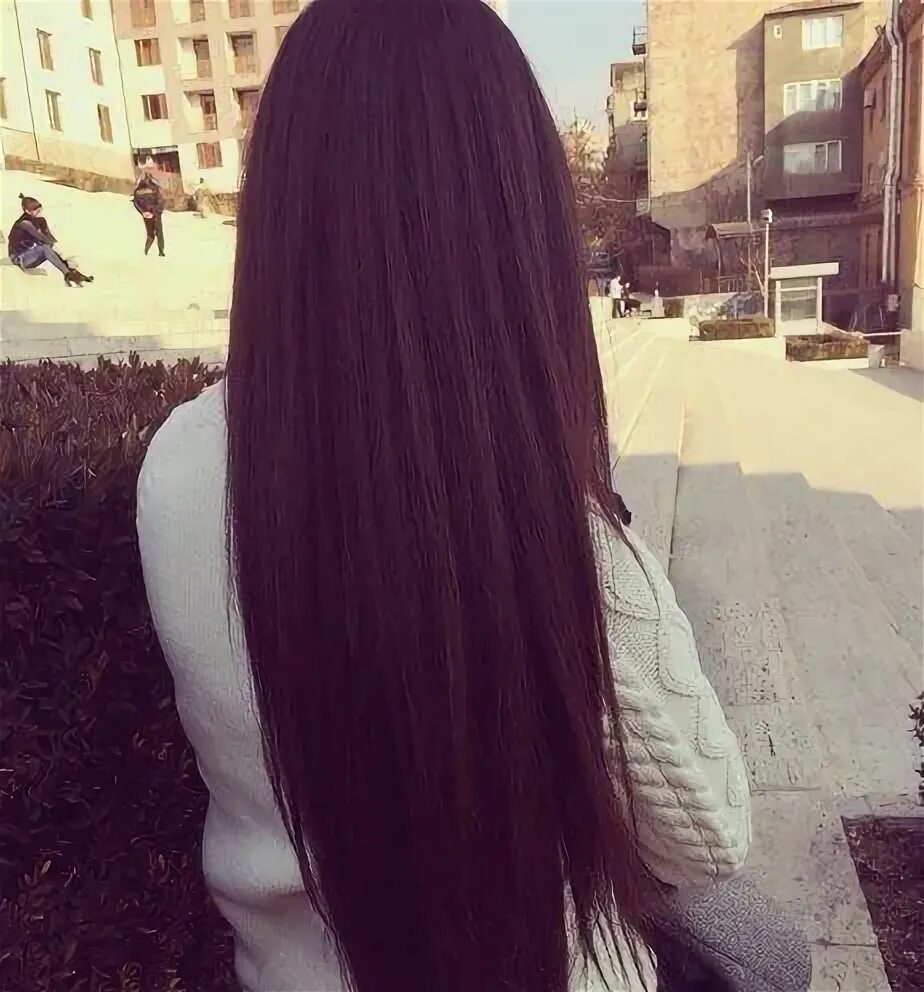 Брюнетка со спины на аву (30 фото)