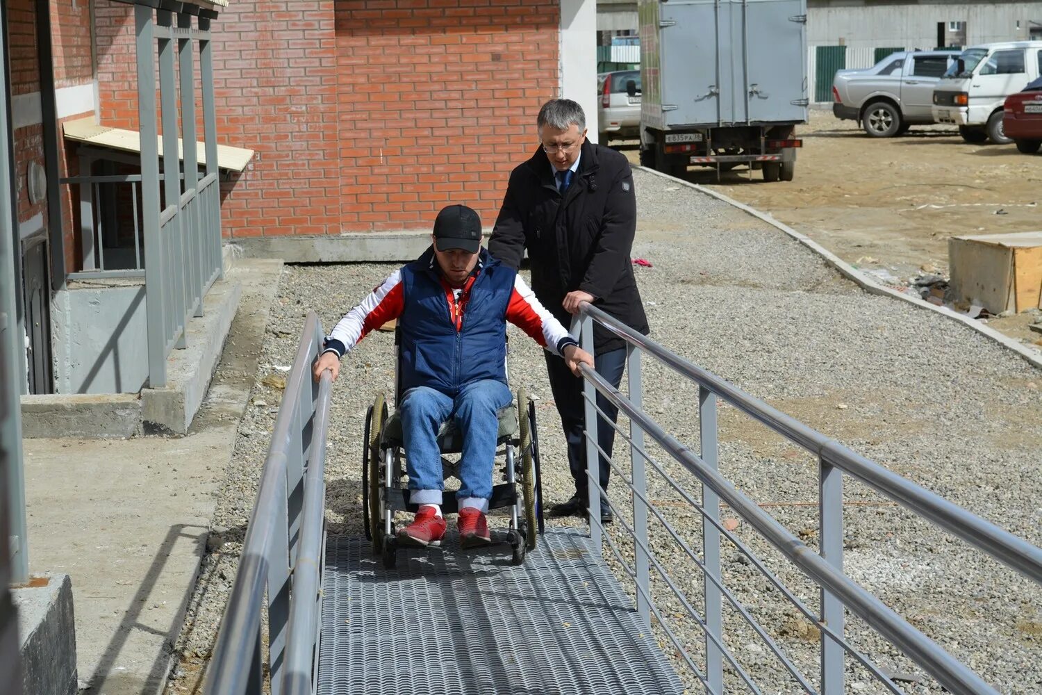 Социальная защита инвалидов. Маломобильные граждане. Помощь маломобильным гражданам. МКД для инвалидов.