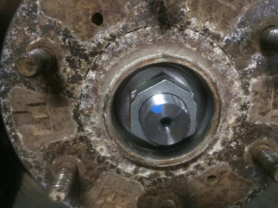 Сколько гаек на ступице. Колеса на ваз 2106. Ключ гайки ступицы toyota rav4 1. Размеры ступичной гайки мазда мпв. Гайка ступицы переднего колеса ваз 2107.