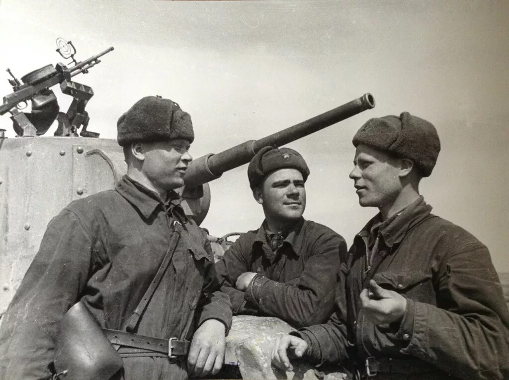 10/5. танкисты великой отечественной войны. про вов 1941 1945 про танкистов. про вов 1941 1945 про танкистов. танкист саша петров на поверженном немецком танке в австрии, 1945.