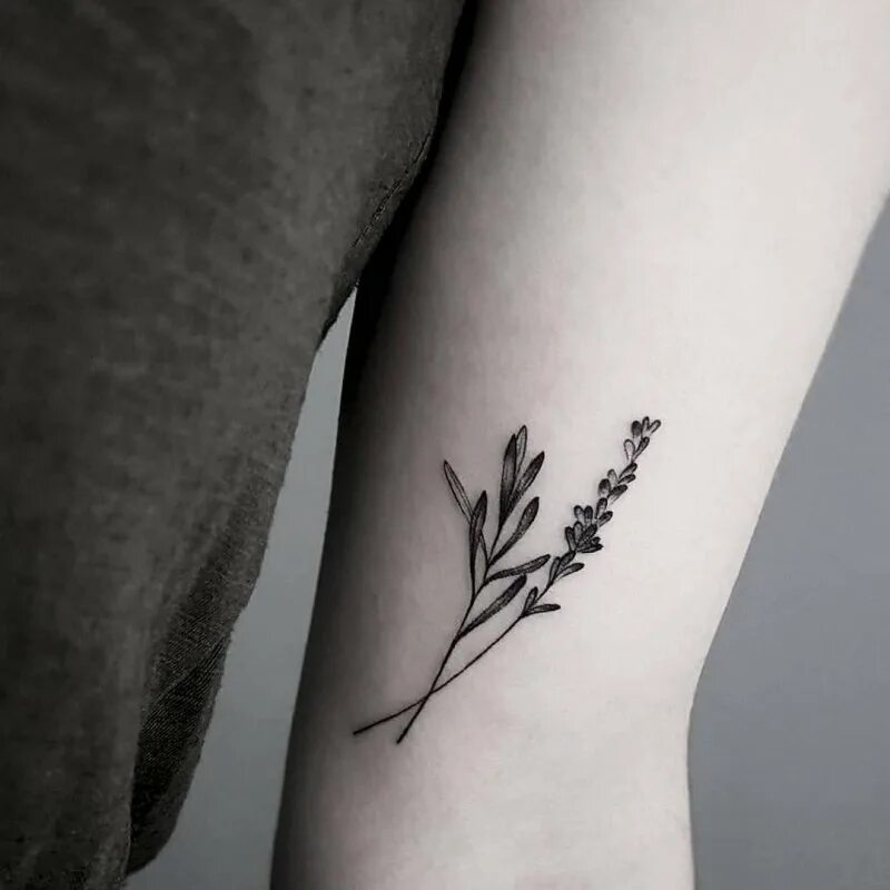небольшое тату веточки. тату на запястье веточка. тату на запястии цветы. тату веточка. нежные тату для девушек на руке.
