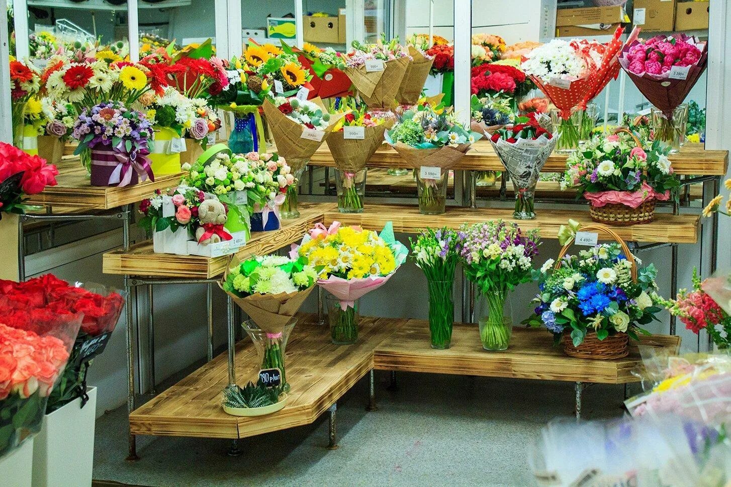 Флористический стол. Цветы в цветочном магазине. Полки для цветочного магазина. Стол для цветочного салона. Цветы магазинные.