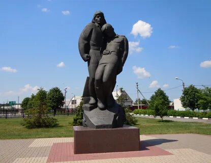 Памятник в поле