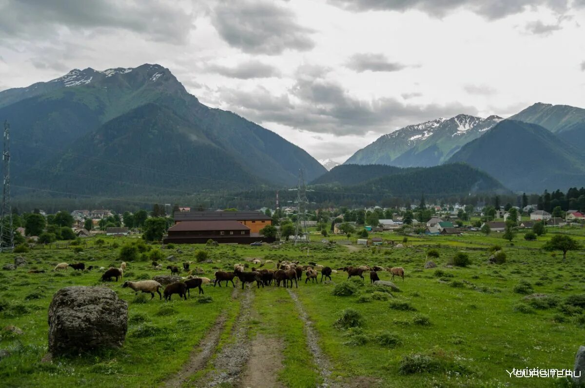 Достопримечательности кчр сентинский храм. Карачаево-черкесская республика горы. Карачаево черкесия теберда домбай. Архыз курортный посёлок. Поселок азиатский карачаево-черкесия.
