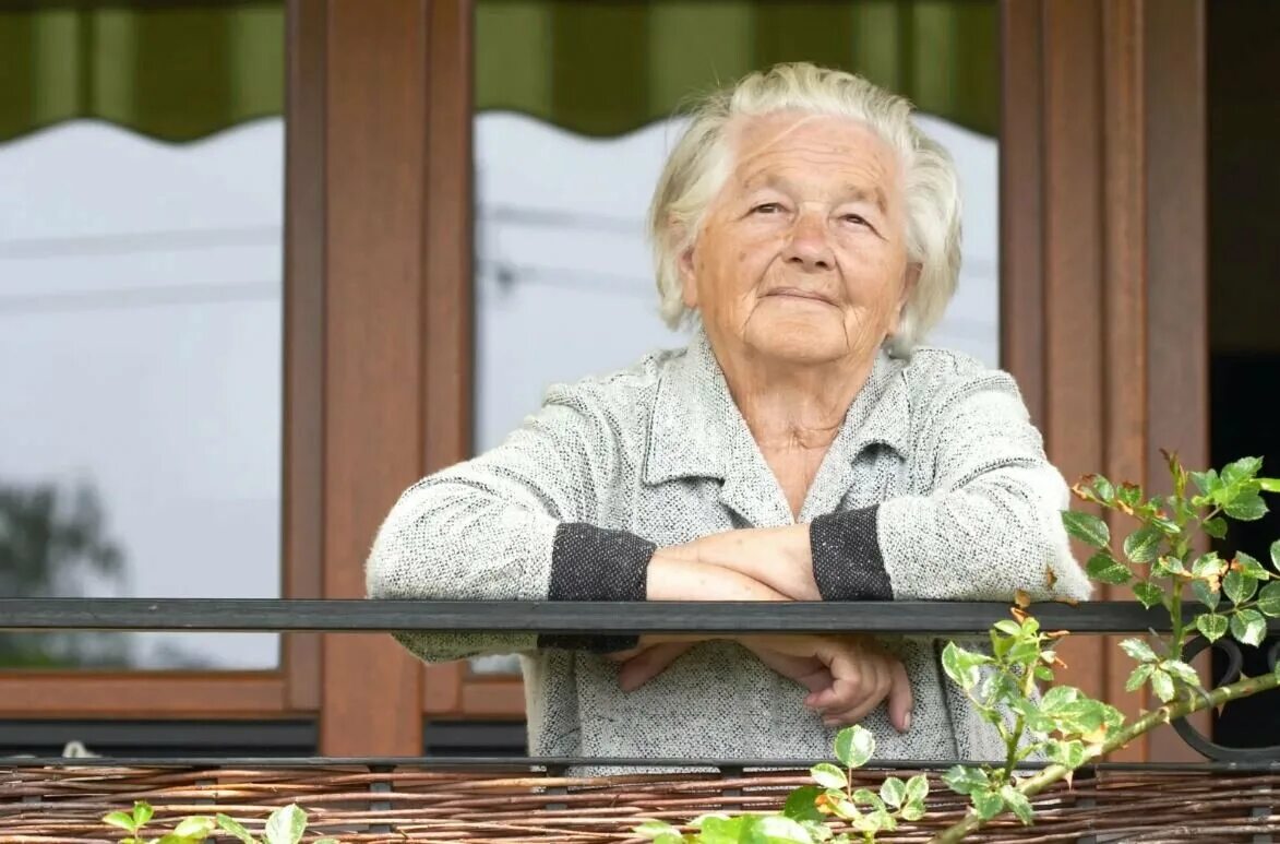 Пожилая женщина. Пожилая женщина у окна. Пенсионеры на даче. Вдова пенсионерка