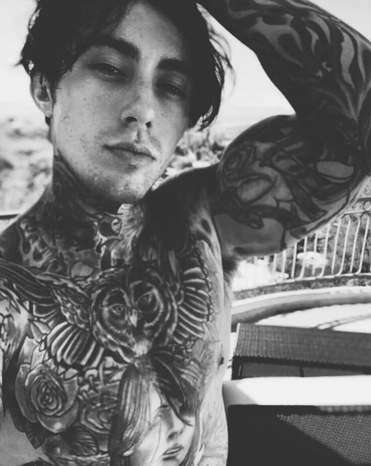 Falling in reverse bad guy feat saraya. Ронни радке. ронни радке 2025. ронни falling in reverse. ронни радке 2018.