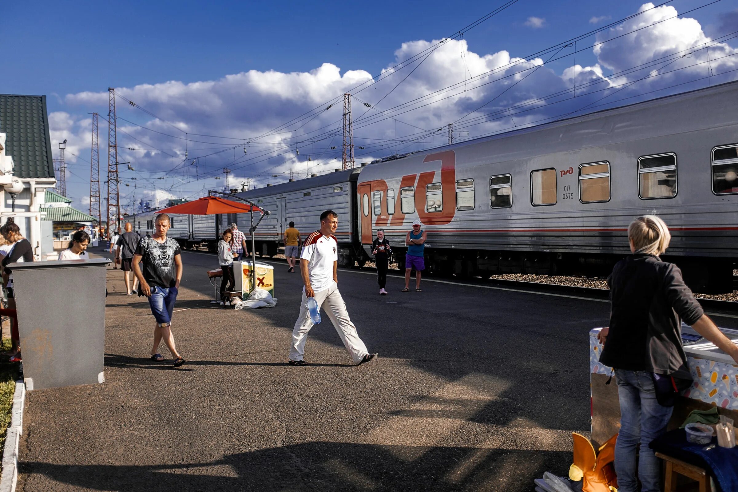 наушки станция ржд. электричка усть-илимск. поезда иркутск пассажирский. поезд байкал иркутск москва. электровоз эп1п 030.