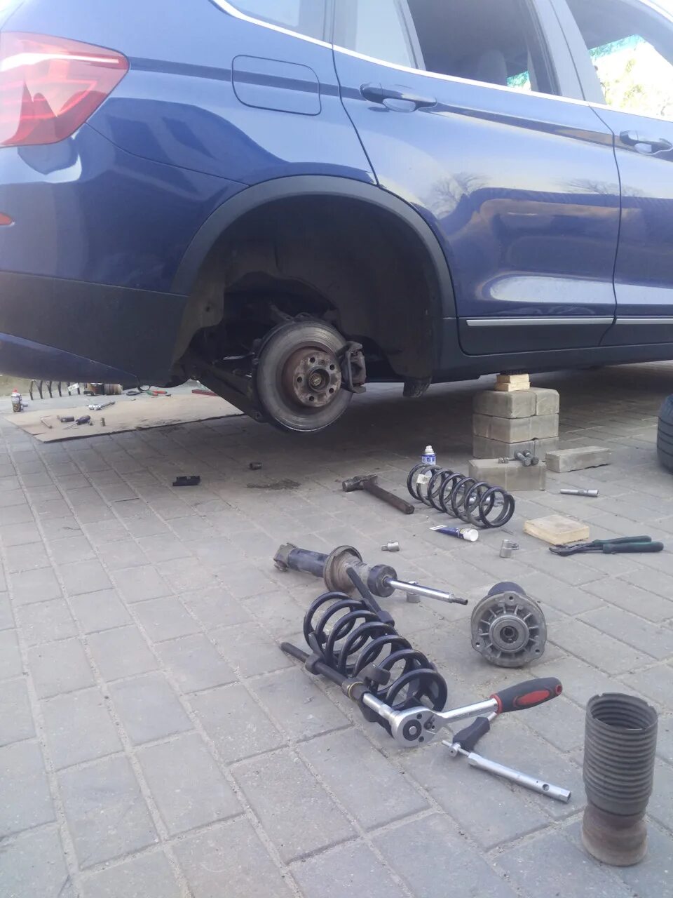 Амортизаторы x3 f25. Домкрат для bmw x3 f25. пружина задняя бмв х3 f25. задние пружины bmw x3 f25 артикул. задние амортизаторы бмв х3 f25.